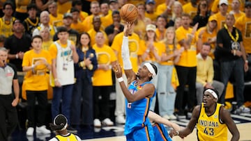 Shai Gilgeous-Alexander anota ante la mirada de Turner y Siakam.