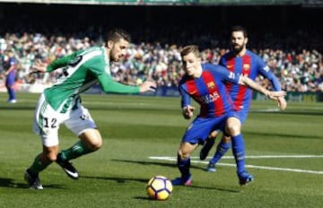 Piccini y Digne luchan por el balón.