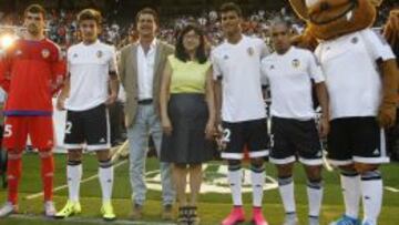 Las caras nuevas del Valencia con Kempes y la presidenta.