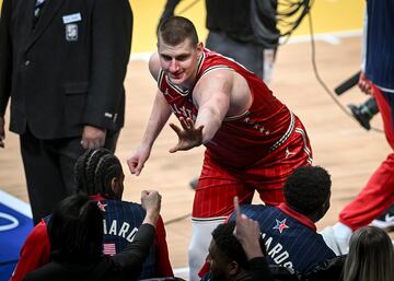 Nikola Jokic saluda a un aficionado presente en el Gainbridge Fieldhouse de Indianápolis.