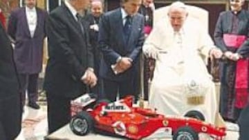 <b> RESPETO. </b>Juan Pablo II dio las gracias por el regalo: "Os felicito por todo y acepto con cariño este Ferrari".