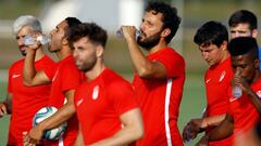 Los futbolistas del Granada durante una de las primeras sesiones de entrenamiento de la semana.