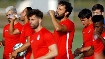 Los futbolistas del Granada durante una de las primeras sesiones de entrenamiento de la semana.