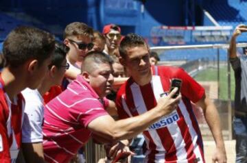 Los aficionados que acudieron al Vicente Calderón disfrutaron de los nuevos fichajes, Santos Borré y Diogo Jota.