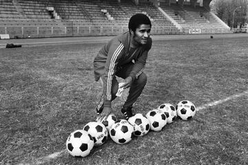 La "Pantera", quien tenía siete títulos de  goleo en Portugal y dos Champions League, llegó al equipo de Monterrey en 1975.  