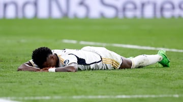 Vinicius se lamenta durante el partido ante el Bayern.