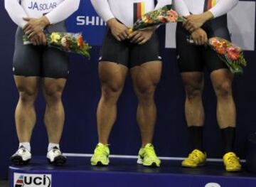 Los miembros del equipo alemán, Rene Enders, Robert Forstemann y Maximilian Levy en el podio tras conseguir la segunda plaza en la UCI Track Cycling World Championships.