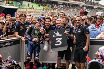 Fabio Quartararo celebrando con su equipo la tercera posición durante la carrera del Gran Premio MotoGP PETRONAS de Malasia en el circuito de Sepang.