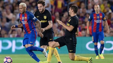 Barcelona&#039;s Brazilian forward Neymar (L) vies with Atletico Madrid&#039;s midfielder Saul Niguez and Atletico Madrid&#039;s midfielder Koke (R) during the Spanish league football match FC Barcelona vs Club Atletico de Madrid at the Camp Nou stadium in Barcelona on September 21, 2016. / AFP PHOTO / JOSEP LAGO