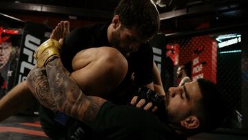 Aleksandre e Ilia Topuria entrenando antes del debut.