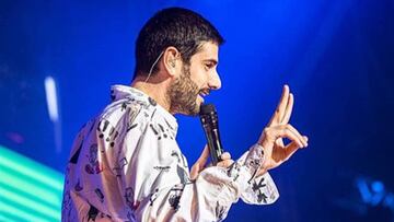 El cantante Melendi durante un concierto haciendo la se&ntilde;al de la victoria.