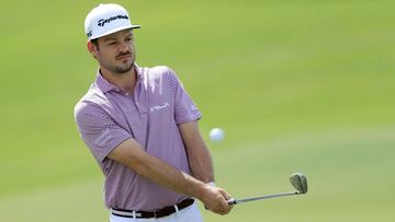 El golfista estadounidense Doc Redman golpea una bola durante un entrenamiento previo al Honda Classic en el PGA National Resort and Spa de Palm Beach Gardens, Florida.