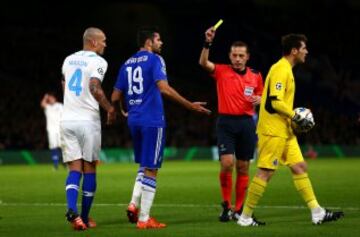 El árbitro Cüneyt Çakir mostró la cartulina amarilla a Diego Costa por un pisotón a Iker Casillas.