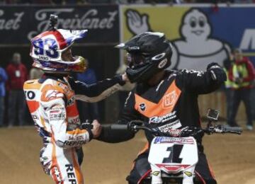 El piloto español Marc Márquez saluda al estadounidense Jared Mees  tras imponerse en la Superfinal de la segunda edición del Superprestigio 'Dirt Track' de Barcelona.