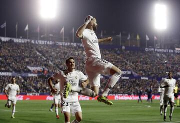 El jugador del Real Madrid, Benzema, celebra el 0-1 de penalti. 