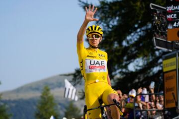 El ciclista esloveno Tadej Pogacar celebra la victoria de etapa, y ya lleva cinco.