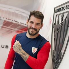 Iago Herrerín luce unas zapatillas rosas y las bromas traspasan el vestuario del Athletic