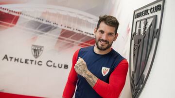 Iago Herrerin luciendo los colores del Athletic junto al escudo