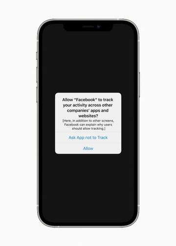 Este es el aviso que los usuarios del iPhone llevan viendo desde abril de 2021. Pulsar que no -la primera opción-, le ha costado 8.500 millones al conglomerado de Facebook.
