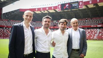 29-06-24. PRESENTACIÓN DE RUBÉN ALBÉS COMO NUEVO ENTRENADOR DEL SPORTING. EL TÉCNICO APARECE EN LA FOTO ENTRE EL PRESIDENTE EJECUTIVO, DAVID GUERRA, Y EL DIRECTOR DEPORTIVO, GERARDO GARCÍA, Y JUNTO AL DIRECTOR DE RELACIONES INSTITUCIONALES, EL EX FUTBOLISTA JOAQUÍN ALONSO.