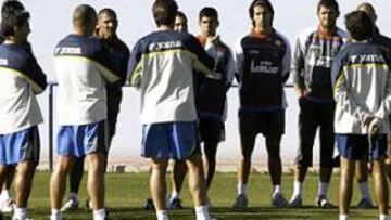 <b>MÁS TERAPIA.</b> Laudrup volvió a reunir ayer a toda la plantilla azulona antes de comenzar el entrenamiento.