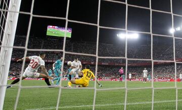 Diego Carlos, Karim Benzema, Marcos Acuña y Bono.