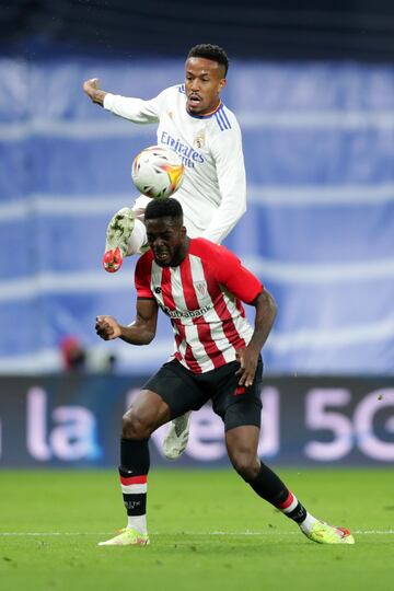 Eder Militao con Inaki Williams.