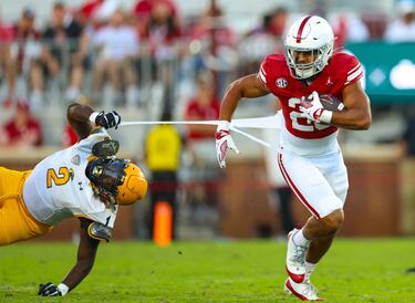 Cuando un placaje no funciona, siempre queda el recurso de agarrar del pantalón o de la camiseta. Eso es lo que debió
de pensar el defensa de los Kent State Golden Flashes, Semaj Cross (2), al tratar de detener al corredor de los Oklahoma Sooners, Gabe Sawchuk (29). El problema es que se pasó de fuerza y Sawchuk acabó con la camiseta hecha jirones.
