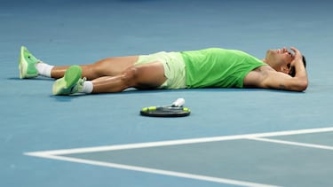 Carlos Alcaraz cae al suelo tras su épica victoria en la semifinal del Open de Australia frente a Alexander Zverev.