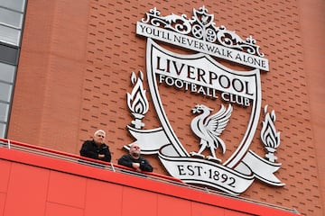 El Liverpool es un club de f¨²tbol ingl¨¦s fundado en el a?o 1892 por John Houlding, un hombre de negocios y tambi¨¦n presidente del Everton. Un dato curioso del mote de este equipo es que no siempre fueron Reds. De hecho, los colores de la camiseta titular eran blanco y azul cuando se cre¨® este club, muy similares a los del Everton, su eterno rival. Pero en 1964, Bill Shankly, entrenador del equipo por aquel entonces y el que m¨¢s partidos ha dirigido de la historia del Liverpool, decidi¨® introducir el color rojo para la equipaci¨®n del equipo. De ah¨ª este mote al equipo de la ciudad de The Beatles. Tambi¨¦n se les conoce como The Pool, ya que se trata de una abreviaci¨®n del nombre completo. El principal s¨ªmbolo del equipo es un ¡®Liverbird¡¯ que, seg¨²n muchas teor¨ªas, se podr¨ªa tratar de una especie de cormor¨¢n, un ave marina que vive en costas y riberas, aunque tambi¨¦n se comenta que puede ser un ave m¨ªtica que jam¨¢s haya existido. Aun as¨ª, el Liver Bird, es el s¨ªmbolo de la ciudad de Liverpool y aparece en el escudo del equipo, en la parte superior de las dos torres de Royal Liver Building, a orillas de Mersey. M¨¢s adelante, en 1993, fueron incluidas dos llamas eternas a cada lado para homenajear a las v¨ªctimas de la Tragedia de Hillsborough, donde el 15 de abril de 1989 fallecieron 97 personas aplastadas a causa de una avalancha en el estadio de Hillsborough, propiedad del Sheffield Wednesday F.C.