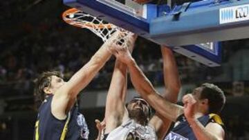 <b>ESTUDIANTES 80 - DKV JOVENTUT 75.</b> El MMT Estudiantes se convirtió en el cuarto semifinalista de la Copa del Rey que se está disputando en Madrid tras imponerse de forma agónica (80-75) al DKV Joventut.