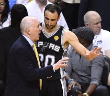 Gregg Popovich da instrucciones a Manu Ginóbili.