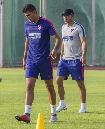 Atlético de Madrid training in Singapore. Simeone and Rodrigo