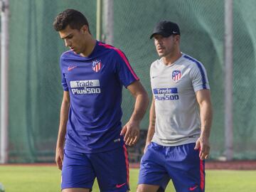 Atlético de Madrid training in Singapore. Simeone and Rodrigo