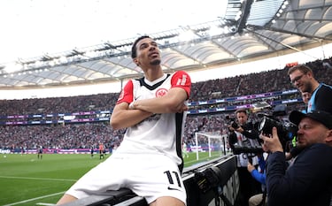 Sin embargo, en dos temporadas con el Eintracht (2023-2024 y 2024-2025), su potencia goleadora aumentó hasta los 19 goles.