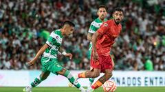 (L-R), Leonardo Suarez of Santos and Maximiliano Olivera of Juarez during the game Santos vs FC Juarez, corresponding Round 15 the Torneo Apertura 2022 of the Liga BBVA MX at TSM Corona Stadium, on September 18, 2022.

<br><br>

(I-D), Leonardo Suarez de Santos y Maximiliano Olivera de Juarez durante el partido Santos vs FC Juarez, correspondiente a la Jornada 15 del Torneo Apertura 2022 de la Liga BBVA MX en el Estadio TSM Corona, el 18 de Septiembre de 2022.