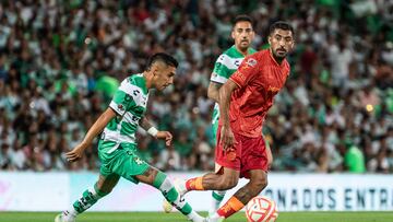 (L-R), Leonardo Suarez of Santos and Maximiliano Olivera of Juarez during the game Santos vs FC Juarez, corresponding Round 15 the Torneo Apertura 2022 of the Liga BBVA MX at TSM Corona Stadium, on September 18, 2022.

<br><br>

(I-D), Leonardo Suarez de Santos y Maximiliano Olivera de Juarez durante el partido Santos vs FC Juarez, correspondiente a la Jornada 15 del Torneo Apertura 2022 de la Liga BBVA MX en el Estadio TSM Corona, el 18 de Septiembre de 2022.