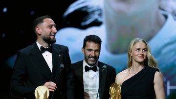 England's goalkeeper Hannah Hampton and Italy's goalkeeper Gianluigi Donnarumma react after they both received the Yashin Trophy for the best goalkeepers during the 2025 Ballon d'Or France Football award ceremony at the Theatre du Chatelet in Paris on September 22, 2025. (Photo by Franck FIFE / AFP)