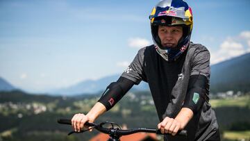 Emil Johansson preparándose para la prueba de MTB Slopestyle Crankworx Innsbruck Dual Slopestyle Training en Innsbruck, Austria, el 17 de junio del 2021.
