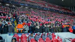 Los aficionados del Atl&eacute;tico de Madrid en Anfield, estadio del Liverpool.