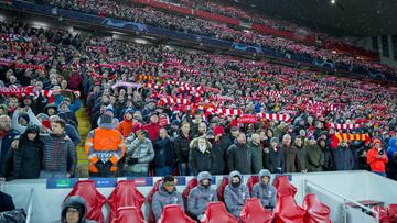 Los aficionados del Atlético de Madrid en Anfield, estadio del Liverpool.