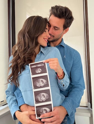 La presentadora de Mediaset será mamá junto al colaborador de ‘El Chiringuito’, Jaime Astrain, con quién lleva en pareja desde el año 2019. La pareja se muestra muy ilusionada con la llegada de su primera hija que se llamará Elsa en honor a la madre de la televisiva. “Bebé a bordo” escribían en sus redes sociales el pasado 29 de marzo.