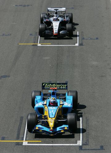 A partir de Alemania, Alonso no volvería a ganar, ni en Hungría, (su peor resultado del año con un undécimo puesto tras el toque con el coche de Ralf Schumacher), siendo segundo en Turquía, Italia y Bélgica. Así llegó a la cita decisiva de Brasil, donde podía proclamarse cam-peón matemáticamente. Fernando logró la pole y Raikkonen le tenía que quitar cinco puntos para arrebatarle el Mundial. En carrera Fernando vio que los McLaren eran significativamente más veloces y se conformó con ser tercero tras Kimi y Montoya. 