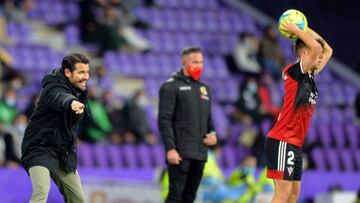 Lolo Escobar, dando instrucciones en el duelo del José Zorrilla.