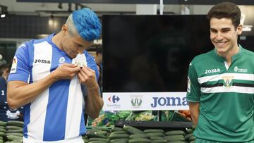 Marín Mantovani huele el escudo durante la presentación de la nueva camiseta del Leganés para su debut en Primera División.