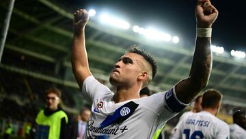 Inter Milan's Argentine forward #10 Lautaro Martinez celebrates after scoring the team's second goal during the Italian Serie A football match between Torino and Inter Milan, at Torino's Olympic Stadium, in Turin on October 21, 2023. (Photo by Marco BERTORELLO / AFP)
