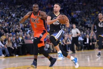 Stephen Curry ante Serge Ibaka.