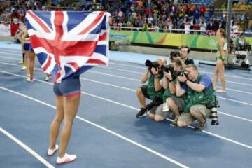 Silver medallist Britain's Jessica Ennis-Hill poses after the Women's Heptathlon 800m during the athletics event at the Rio 2016 Olympic Games at the Olympic Stadium in Rio de Janeiro on August 13, 2016.   / AFP PHOTO / Adrian DENNIS