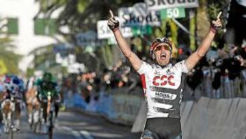 <b>GANADOR. </b>Cancellara entra victorioso en la llegada de Lungomare Italo Calvino, en San Remo.