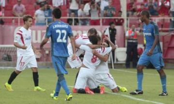 Jugadores del Sevilla celebrando el gol de Bacca de penalti 